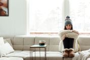 Frau ist warm angezogten auf dem Sofa buehne-frauen-schneller-frieren-neu